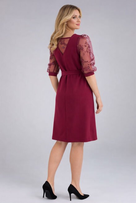 Raudona elegantiška ir puošni suknelė moterims iš nugaros