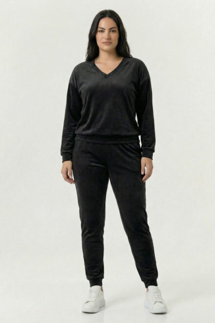 Veliūrinis kostiumėlis moterims juodas. Preikis