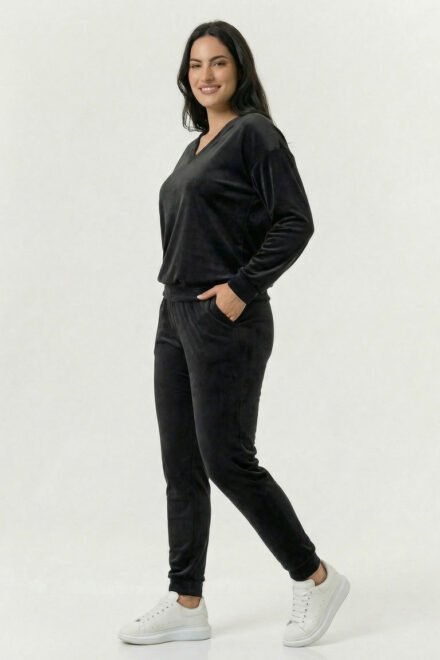 Veliūrinis kostiumėlis moterims juodas. Šonas