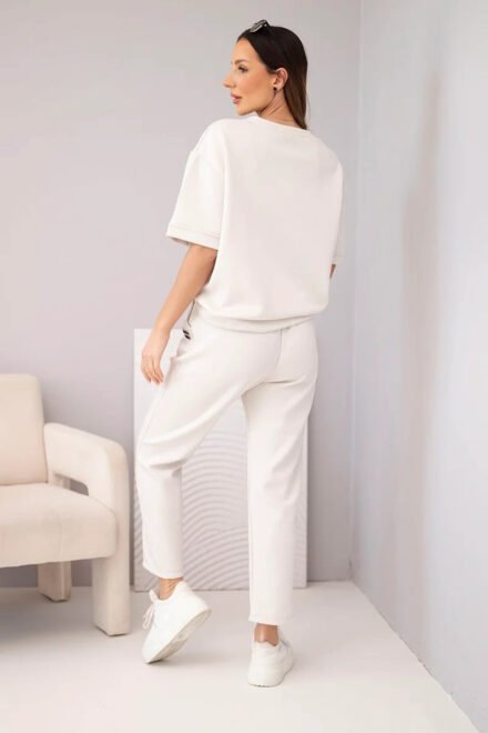 Laisvalaikio kostiumėlis Tėja kreminis. Nugara