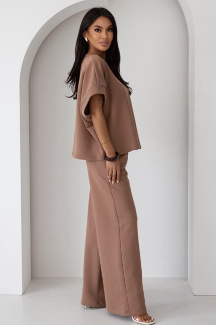 Vasarinis laisvalaikio kostiumėlis moterims Nėja kapučino. Šonu