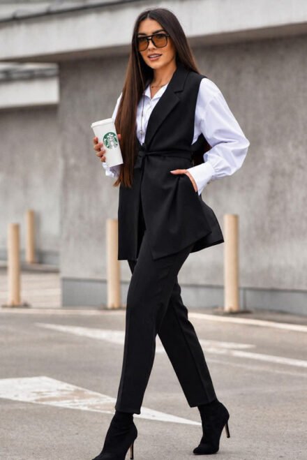 Klasikinio stiliaus liemenė moterims Lijana juoda