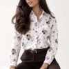 Marškiniai moterims Kristina rudi. Sėdint