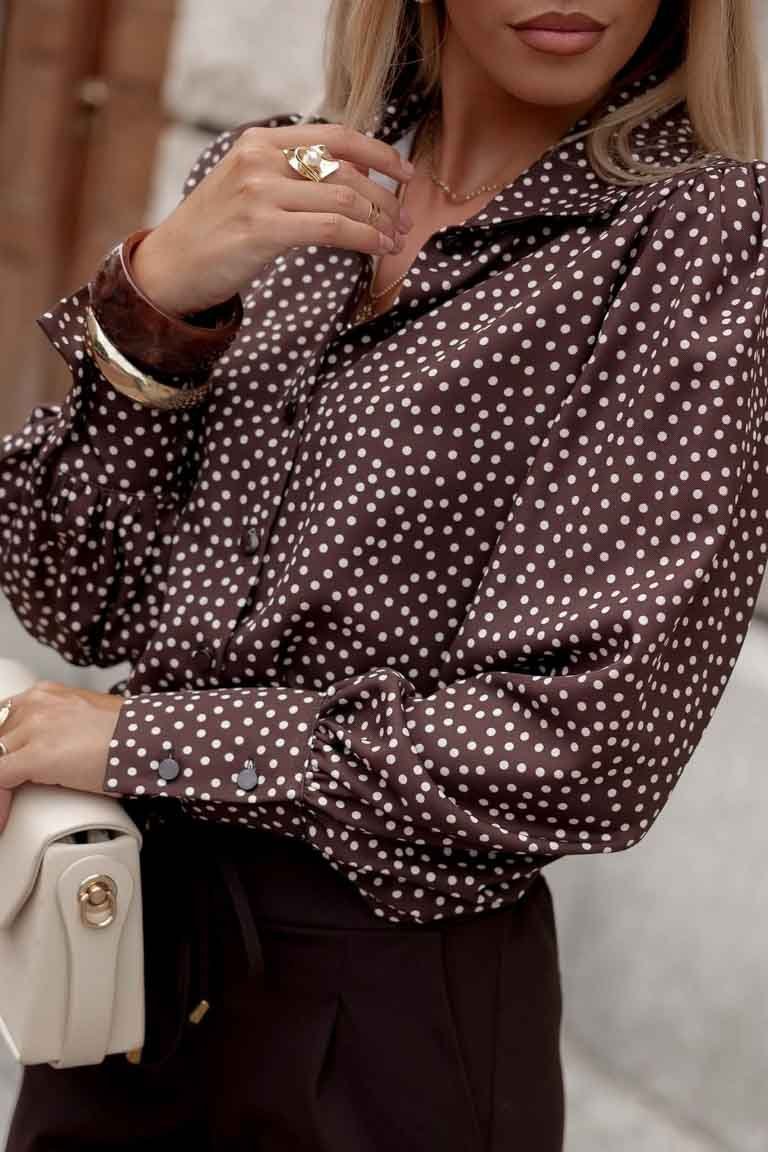 Puošnūs marškiniai moterims Radvilė rudi. Detalė